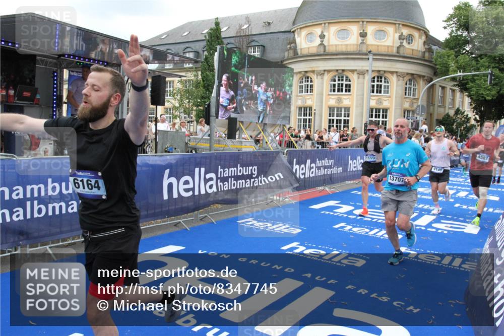 29.06.2025 - hella hamburg halbmarathon Michael Strokosch http://msf.ph/oto/8347745 29.06.2025 10:52:25 Ziel 4140, 4419, 4587, 6164, 7896, 9876, 13015, 13211, 13707, 15144, 15446, 17773, 17997 meine-sportfotos.de