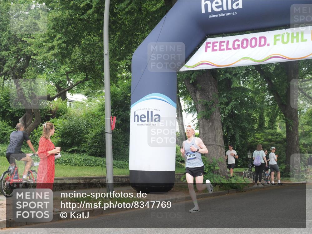 29.06.2025 - hella hamburg halbmarathon KatJ http://msf.ph/oto/8347769 29.06.2025 10:20:28 Zwischen KM18-KM19 2851, 5826, 7481 meine-sportfotos.de