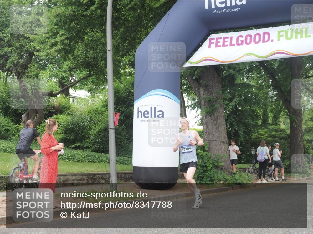 29.06.2025 - hella hamburg halbmarathon KatJ http://msf.ph/oto/8347788 29.06.2025 10:20:28 Zwischen KM18-KM19 2851, 5826, 7481 meine-sportfotos.de