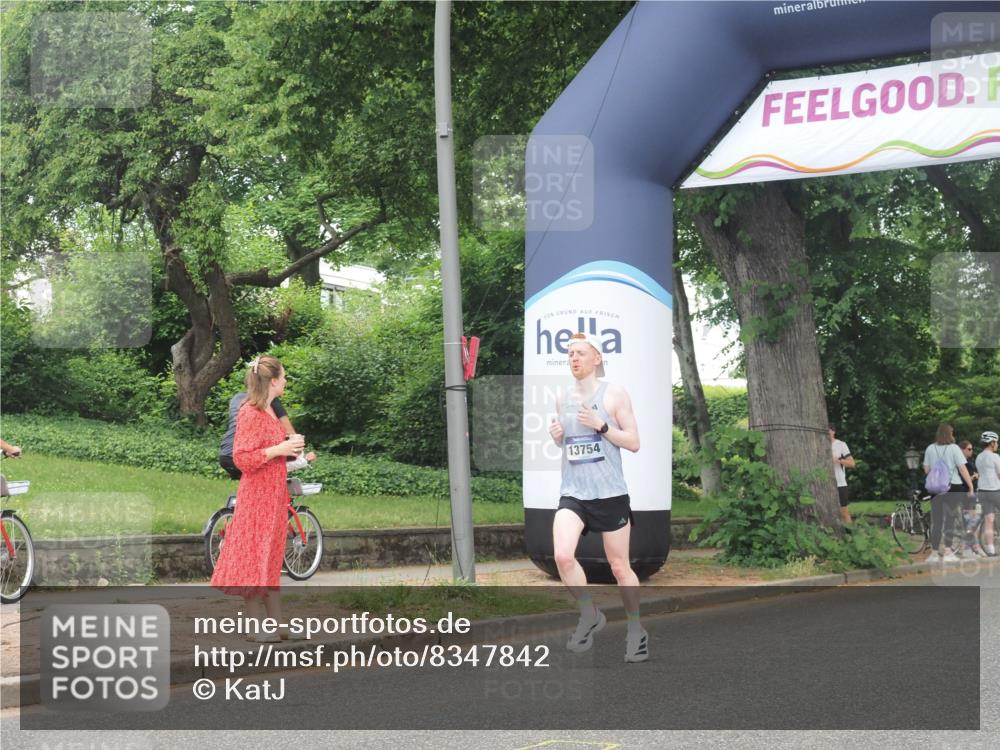 29.06.2025 - hella hamburg halbmarathon KatJ http://msf.ph/oto/8347842 29.06.2025 10:20:28 Zwischen KM18-KM19 2851, 5826, 7481 meine-sportfotos.de