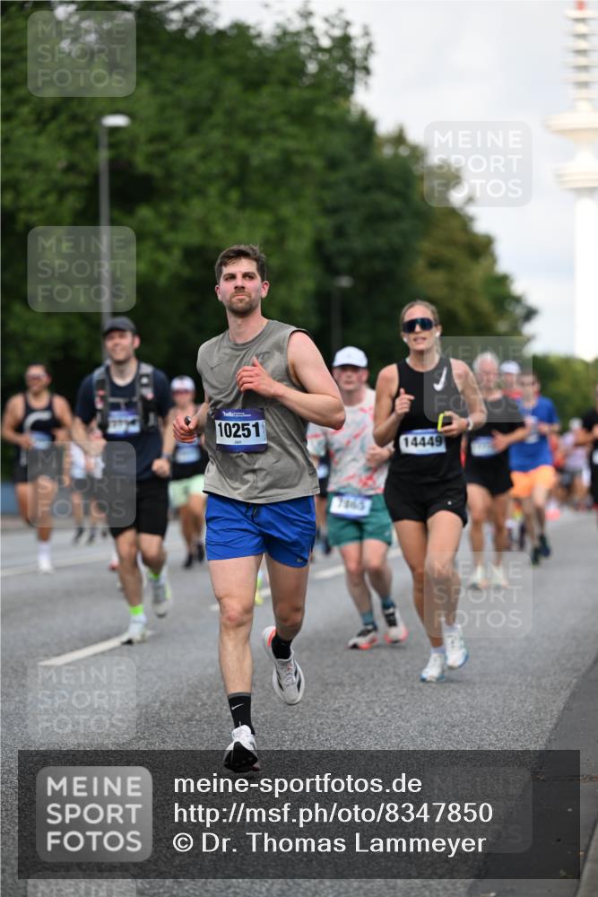 29.06.2025 - hella hamburg halbmarathon Dr. Thomas Lammeyer http://msf.ph/oto/8347850 29.06.2025 09:56:17 Kennedybrücke 1139, 1169, 1220, 1415, 1468, 1512, 2233, 3109, 3124, 4080, 4497, 4691, 4915, 5007, 5011, 5476, 5477, 7067, 7191, 7325, 7432, 7451, 7843, 7865, 7961, 8467, 8852, 9081, 10000, 10099, 10251, 10741, 10796 meine-sportfotos.de