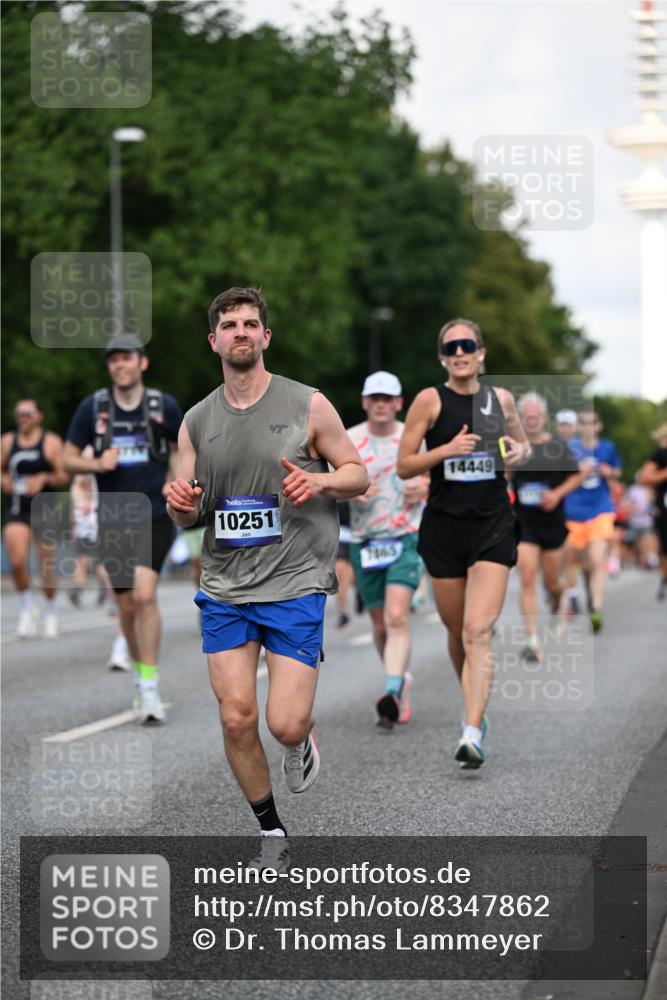 29.06.2025 - hella hamburg halbmarathon Dr. Thomas Lammeyer http://msf.ph/oto/8347862 29.06.2025 09:56:17 Kennedybrücke 1139, 1169, 1220, 1415, 1468, 1512, 2233, 3109, 3124, 4080, 4497, 4691, 4915, 5007, 5011, 5476, 5477, 7067, 7191, 7325, 7432, 7451, 7843, 7865, 7961, 8467, 8852, 9081, 10000, 10099, 10251, 10741, 10796 meine-sportfotos.de