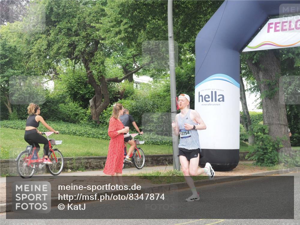 29.06.2025 - hella hamburg halbmarathon KatJ http://msf.ph/oto/8347874 29.06.2025 10:20:28 Zwischen KM18-KM19 2851, 5826, 7481 meine-sportfotos.de