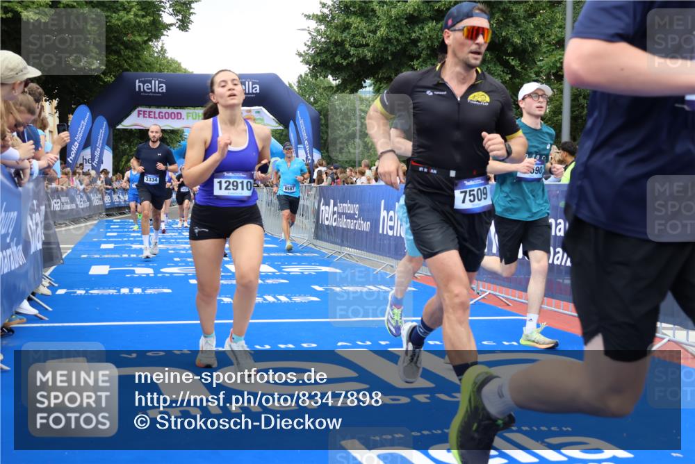 29.06.2025 - hella hamburg halbmarathon Strokosch-Dieckow http://msf.ph/oto/8347898 29.06.2025 10:53:00 Ziel 2099, 2208, 3059, 3258, 3334, 4121, 4770, 5907, 7509, 7864, 8139, 8587, 9093, 9537, 10724, 12155, 12367, 12519, 12910, 14323, 14791, 15430, 18590, 18720, 19208 meine-sportfotos.de