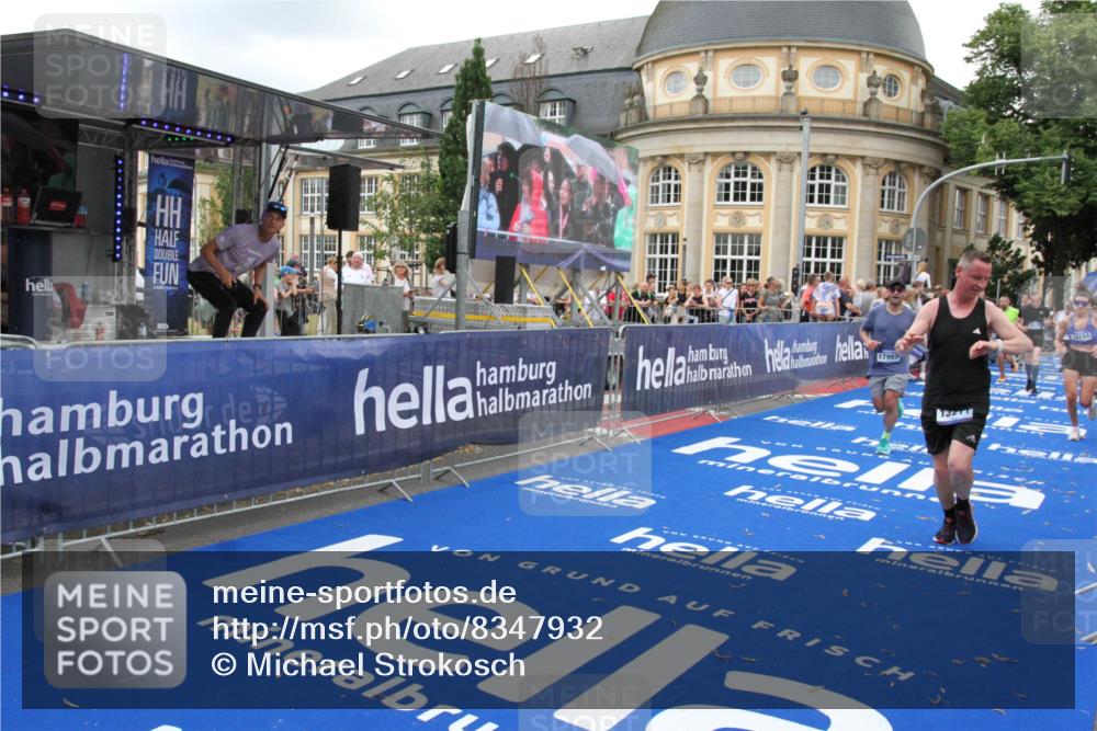 29.06.2025 - hella hamburg halbmarathon Michael Strokosch http://msf.ph/oto/8347932 29.06.2025 10:52:28 Ziel 3715, 4140, 4587, 7178, 8371, 8661, 9145, 9876, 11791, 13015, 13211, 13707, 14561, 15144, 17773, 17997 meine-sportfotos.de