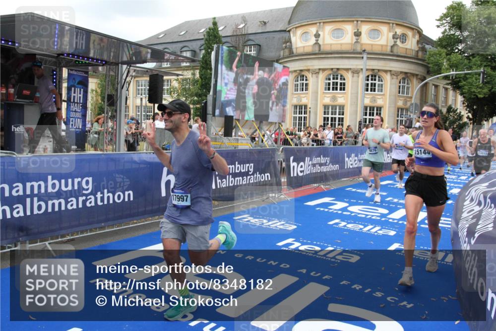 29.06.2025 - hella hamburg halbmarathon Michael Strokosch http://msf.ph/oto/8348182 29.06.2025 10:52:30 Ziel 3715, 7178, 7232, 8371, 8661, 9145, 9876, 11791, 13015, 13211, 14561, 15144, 15980, 17997 meine-sportfotos.de