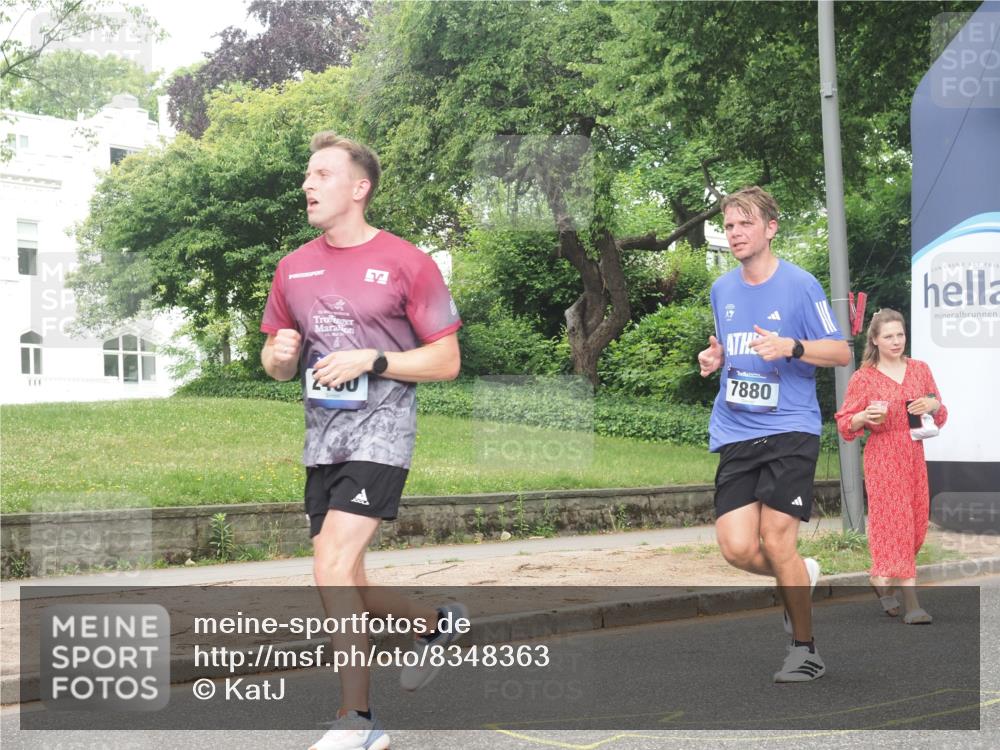 29.06.2025 - hella hamburg halbmarathon KatJ http://msf.ph/oto/8348363 29.06.2025 10:20:33 Zwischen KM18-KM19 2460, 7880 meine-sportfotos.de