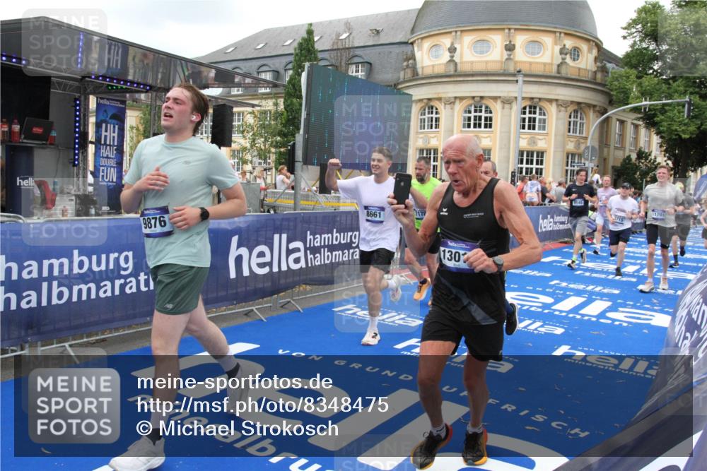 29.06.2025 - hella hamburg halbmarathon Michael Strokosch http://msf.ph/oto/8348475 29.06.2025 10:52:32 Ziel 3715, 7178, 7232, 8371, 8661, 9145, 9876, 11791, 13015, 13301, 14561, 15144, 15980, 17997 meine-sportfotos.de