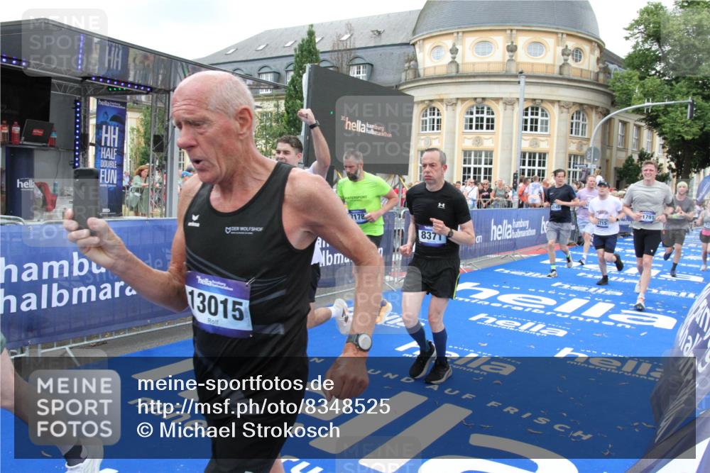 29.06.2025 - hella hamburg halbmarathon Michael Strokosch http://msf.ph/oto/8348525 29.06.2025 10:52:32 Ziel 3715, 7178, 7232, 8371, 8661, 9145, 9876, 11791, 13015, 13301, 14561, 15144, 15980, 17997 meine-sportfotos.de