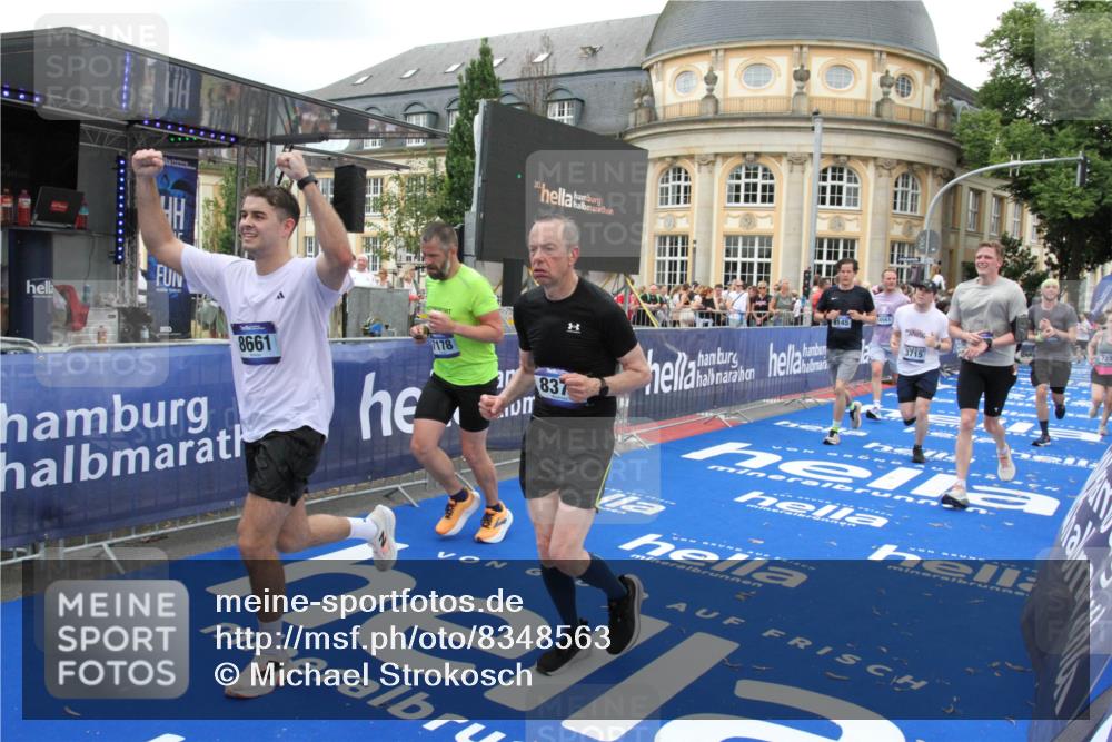 29.06.2025 - hella hamburg halbmarathon Michael Strokosch http://msf.ph/oto/8348563 29.06.2025 10:52:33 Ziel 3715, 7178, 7232, 8371, 8661, 9145, 9876, 11791, 13015, 13301, 14561, 15980, 18982 meine-sportfotos.de