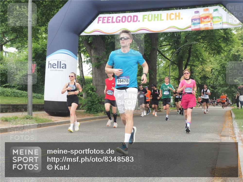 29.06.2025 - hella hamburg halbmarathon KatJ http://msf.ph/oto/8348583 29.06.2025 10:50:14 Zwischen KM18-KM19 2424, 2685, 4328 meine-sportfotos.de