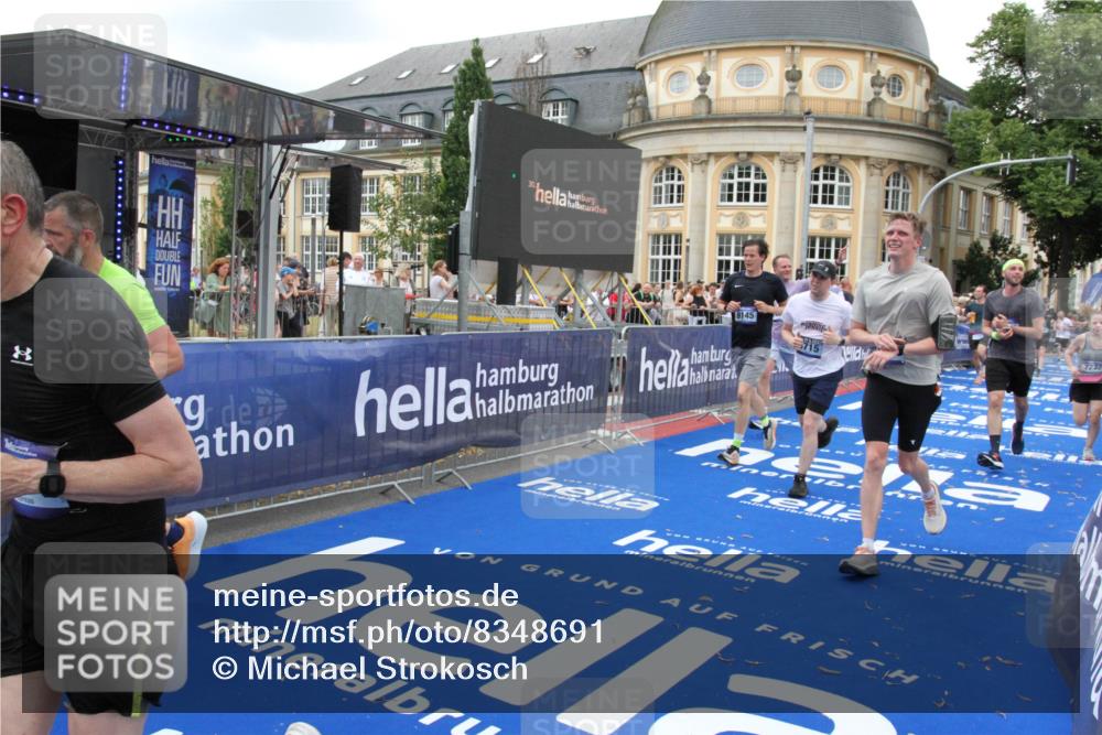 29.06.2025 - hella hamburg halbmarathon Michael Strokosch http://msf.ph/oto/8348691 29.06.2025 10:52:33 Ziel 3715, 7178, 7232, 8371, 8661, 9145, 9876, 11791, 13015, 13301, 14561, 15980, 18982 meine-sportfotos.de