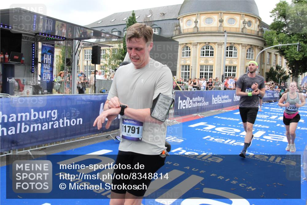 29.06.2025 - hella hamburg halbmarathon Michael Strokosch http://msf.ph/oto/8348814 29.06.2025 10:52:35 Ziel 3715, 6561, 6562, 7178, 7232, 8371, 8661, 9145, 9739, 11791, 13301, 14561, 15001, 15980, 18982 meine-sportfotos.de