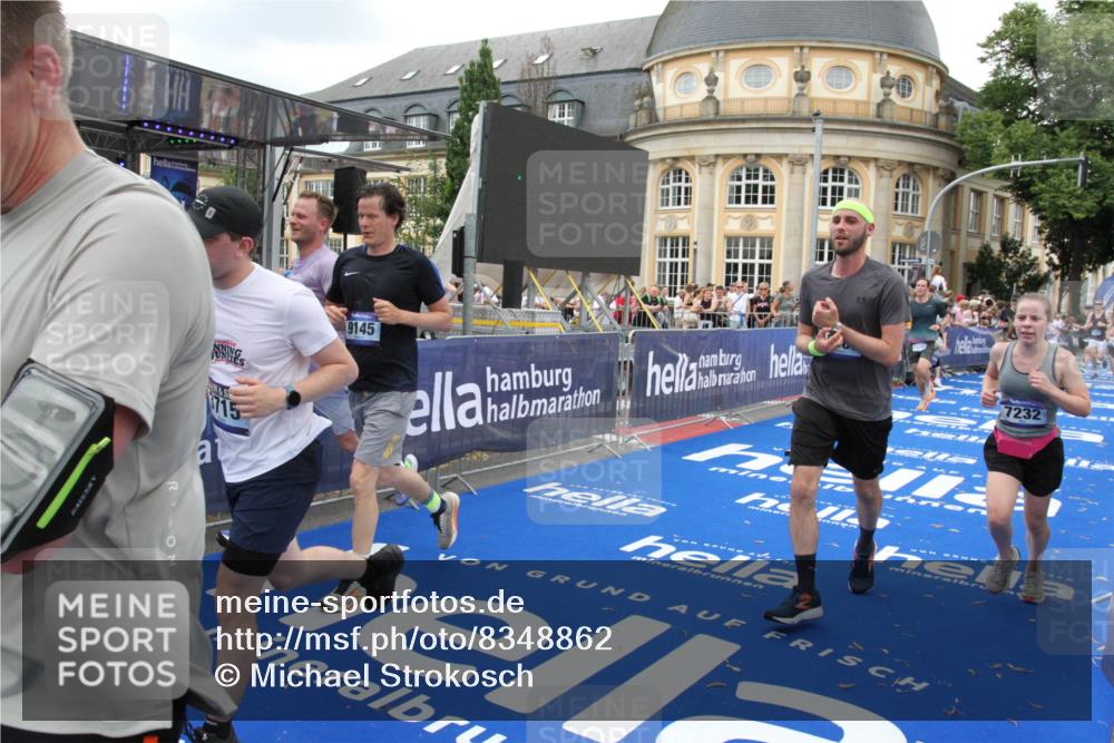 29.06.2025 - hella hamburg halbmarathon Michael Strokosch http://msf.ph/oto/8348862 29.06.2025 10:52:35 Ziel 3715, 6561, 6562, 7178, 7232, 8371, 8661, 9145, 9739, 11791, 13301, 14561, 15001, 15980, 18982 meine-sportfotos.de