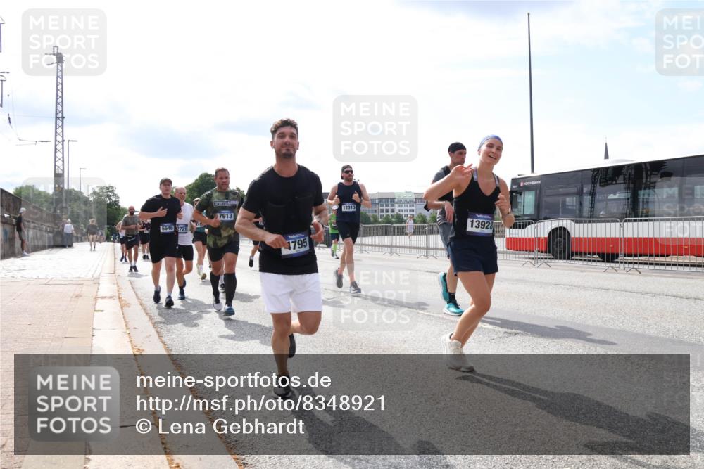 29.06.2025 - hella hamburg halbmarathon Lena Gebhardt http://msf.ph/oto/8348921 29.06.2025 10:13:42 Lombardsbrücke 5546, 2721, 7913, 4795, 12313, 13928, 1007, 1131, 1480, 1747, 1859, 2055, 2359, 2721, 2904, 2961, 2987, 3218, 3360, 3728, 3729, 4001, 4187, 4795, 4950, 5232, 5546, 5631, 5719, 6026, 6489, 6710, 6717, 6724, 7346, 7446, 7447, 7460, 7462, 7913, 8279, 8673, 8913, 9128, 9527, 9612, 9631, 10442, 10443, 10977, 11441, 12313, 12492, 12797, 12928, 12929, 13331, 13928, 15085, 15482, 15663, 15721, 15722, 15922, 16491, 17472, 17474, 17985, 18222, 18231 meine-sportfotos.de