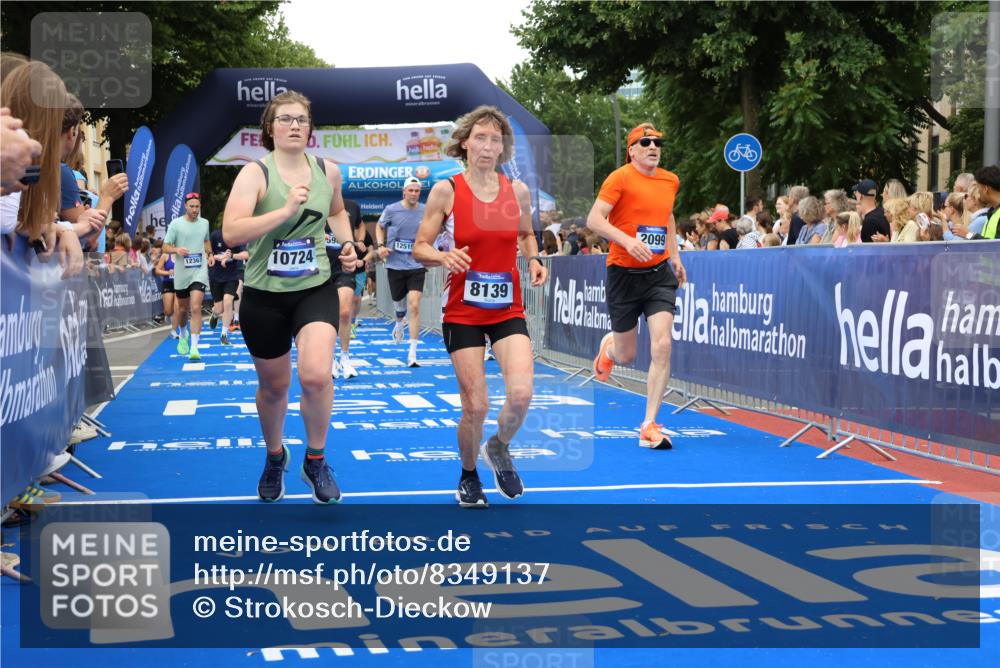 29.06.2025 - hella hamburg halbmarathon Strokosch-Dieckow http://msf.ph/oto/8349137 29.06.2025 10:52:54 Ziel 1257, 1258, 1657, 2099, 2444, 2814, 2910, 3334, 4557, 4558, 4770, 5077, 5907, 7509, 8139, 8720, 8955, 9065, 9093, 9163, 10724, 10811, 11217, 11992, 12155, 12367, 12519, 12910, 14198, 14286, 14791, 15430, 18590, 18720 meine-sportfotos.de