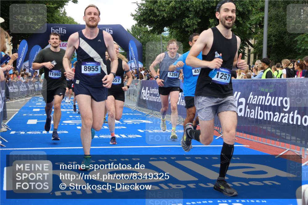 29.06.2025 - hella hamburg halbmarathon Strokosch-Dieckow http://msf.ph/oto/8349325 29.06.2025 10:52:52 Ziel 1257, 1258, 1657, 2099, 2444, 2814, 2910, 4557, 4558, 4770, 5077, 5169, 5194, 5907, 7509, 8139, 8172, 8720, 8955, 9065, 9163, 10724, 10811, 11217, 11992, 12367, 12519, 14198, 14286, 14791, 14805, 15430, 17198, 18590, 18720, 19244 meine-sportfotos.de