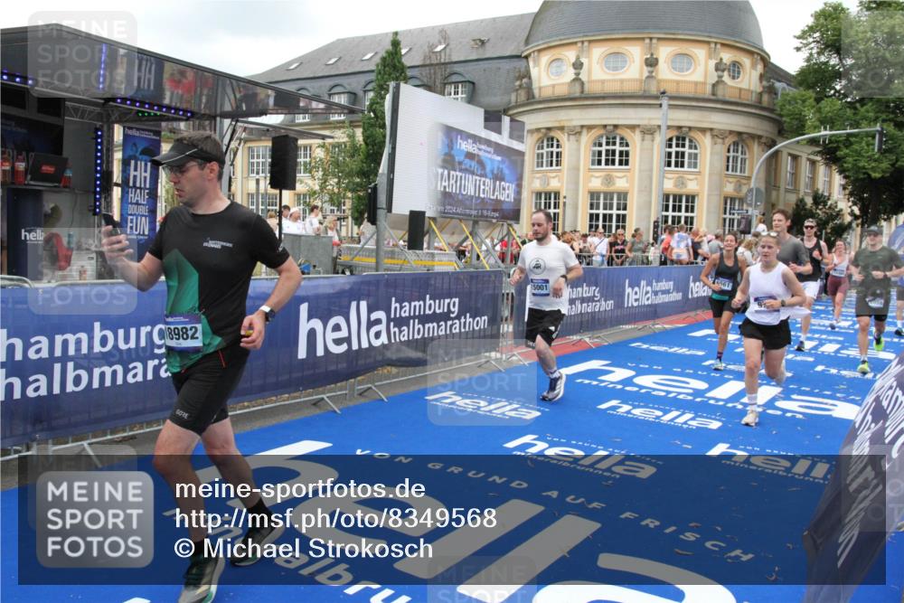 29.06.2025 - hella hamburg halbmarathon Michael Strokosch http://msf.ph/oto/8349568 29.06.2025 10:52:39 Ziel 2346, 2670, 3952, 6561, 6562, 7475, 9739, 10115, 11459, 11689, 12450, 13051, 13301, 14122, 15001, 18982 meine-sportfotos.de