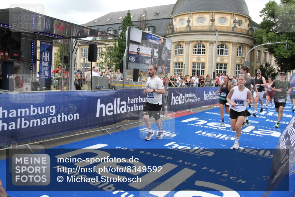 29.06.2025 - hella hamburg halbmarathon Michael Strokosch http://msf.ph/oto/8349592 29.06.2025 10:52:40 Ziel 2346, 2670, 3952, 6561, 6562, 7475, 9739, 10115, 11459, 11689, 12450, 13051, 13301, 14122, 15001, 18982 meine-sportfotos.de