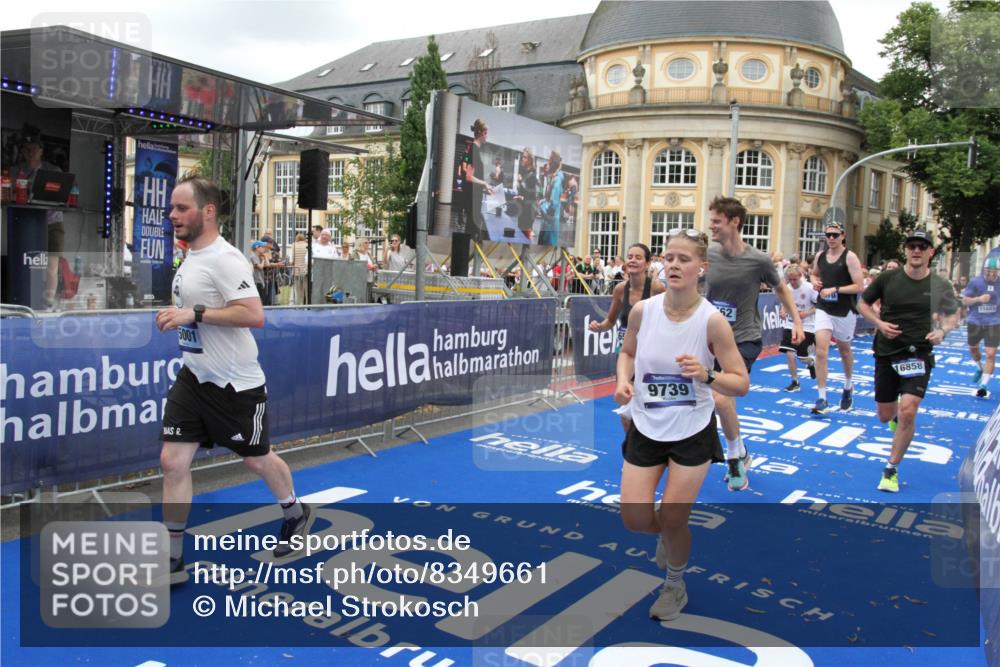 29.06.2025 - hella hamburg halbmarathon Michael Strokosch http://msf.ph/oto/8349661 29.06.2025 10:52:41 Ziel 2346, 2670, 3952, 5116, 6561, 6562, 7475, 9739, 9869, 10115, 11459, 11689, 12450, 13051, 13301, 14122, 15001, 18982 meine-sportfotos.de