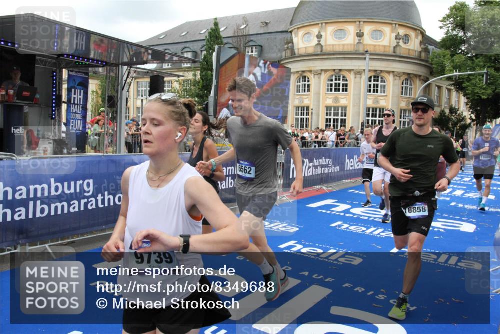 29.06.2025 - hella hamburg halbmarathon Michael Strokosch http://msf.ph/oto/8349688 29.06.2025 10:52:41 Ziel 2346, 2670, 3952, 5116, 6561, 6562, 7475, 9739, 9869, 10115, 11459, 11689, 12450, 13051, 13301, 14122, 15001, 18982 meine-sportfotos.de