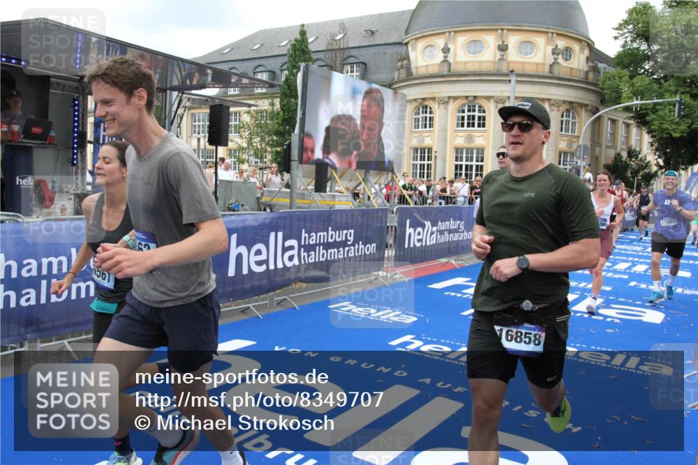 29.06.2025 - hella hamburg halbmarathon Michael Strokosch http://msf.ph/oto/8349707 29.06.2025 10:52:42 Ziel 2346, 2670, 3952, 3999, 5116, 6561, 6562, 7475, 9739, 9869, 10115, 11459, 11689, 12450, 12482, 13051, 14122, 15001, 18982 meine-sportfotos.de