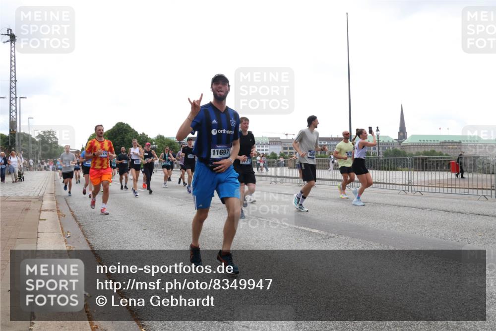 29.06.2025 - hella hamburg halbmarathon Lena Gebhardt http://msf.ph/oto/8349947 29.06.2025 10:38:39 Lombardsbrücke 12075, 11697, 8635, 56, 1196, 1232, 1390, 1451, 1457, 1596, 1721, 1742, 1791, 1966, 2113, 2151, 2498, 2576, 2660, 2693, 3010, 3094, 3095, 3216, 3242, 3286, 3307, 3323, 3338, 3635, 3636, 3716, 3726, 3777, 3841, 3927, 4028, 4139, 4155, 4159, 4257, 4259, 4260, 4316, 4320, 4883, 4964, 5085, 5089, 5155, 5300, 5617, 5684, 5735, 5913, 6200, 6695, 6696, 6751, 6875, 6930, 7117, 7148, 7263, 7371, 7561, 7692, 7849, 7868, 7914, 8367, 9708, 10554 meine-sportfotos.de