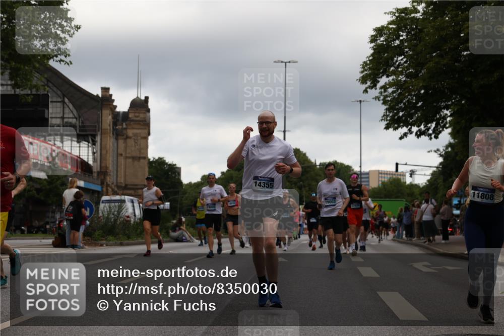 29.06.2025 - hella hamburg halbmarathon Yannick Fuchs http://msf.ph/oto/8350030 29.06.2025 10:52:41 20KM 1642, 1946, 1951, 2027, 2159, 2619, 2711, 2855, 2996, 4550, 4767, 5084, 5675, 6860, 7659, 8089, 8392, 8929, 9156, 9353, 9553, 9555, 9835, 10268, 10518, 10539, 10703, 10915, 11605, 11808, 12734, 12735, 12809, 13407, 13654, 14355, 14631, 14673, 14914, 15263, 16206, 16409, 16922, 16924, 17665, 17782, 17810, 17814, 17839, 17852, 17931, 17967, 18112, 18232, 18556, 18682, 18730, 18833, 18954, 18985, 19002, 19003 meine-sportfotos.de