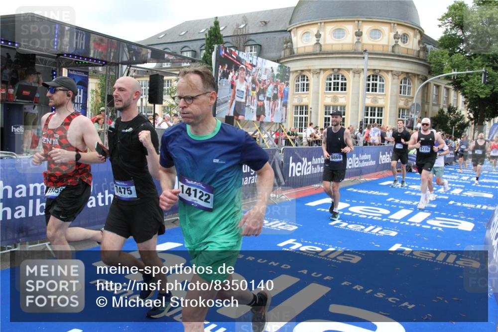 29.06.2025 - hella hamburg halbmarathon Michael Strokosch http://msf.ph/oto/8350140 29.06.2025 10:52:46 Ziel 2287, 2346, 3999, 5116, 5169, 5194, 7475, 8172, 9869, 10115, 11459, 12482, 14122, 14805, 16467, 17198, 18331, 19244 meine-sportfotos.de