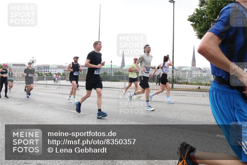 29.06.2025 - hella hamburg halbmarathon Lena Gebhardt http://msf.ph/oto/8350357 29.06.2025 10:38:40 Lombardsbrücke 3216, 7561, 1721, 669, 56, 1232, 1390, 1451, 1457, 1596, 1721, 1742, 1791, 2113, 2151, 2498, 2524, 2576, 2660, 2693, 3010, 3094, 3095, 3216, 3242, 3286, 3307, 3323, 3338, 3635, 3636, 3716, 3726, 3777, 3841, 3927, 4028, 4139, 4155, 4159, 4257, 4259, 4260, 4316, 4320, 4883, 4964, 5085, 5089, 5155, 5300, 5617, 5684, 5735, 5913, 6200, 6695, 6696, 6751, 6875, 6930, 7117, 7148, 7263, 7371, 7561, 7692, 7849, 7868, 8367, 8783, 9708, 10554 meine-sportfotos.de