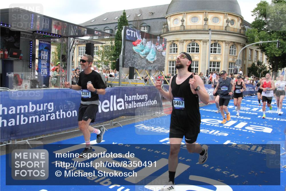 29.06.2025 - hella hamburg halbmarathon Michael Strokosch http://msf.ph/oto/8350491 29.06.2025 10:52:50 Ziel 1657, 2287, 2444, 2814, 2910, 3999, 5077, 5116, 5169, 5194, 8172, 9065, 9163, 9869, 10811, 11217, 11992, 12482, 14198, 14286, 14805, 16467, 17198, 18331, 19244 meine-sportfotos.de
