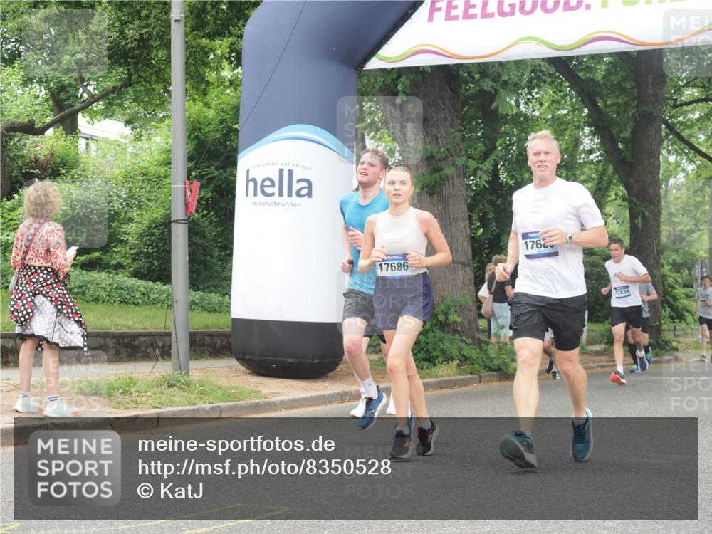 29.06.2025 - hella hamburg halbmarathon KatJ http://msf.ph/oto/8350528 29.06.2025 10:50:46 Zwischen KM18-KM19 4389, 5511, 6966 meine-sportfotos.de