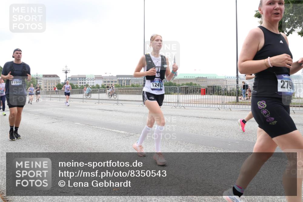 29.06.2025 - hella hamburg halbmarathon Lena Gebhardt http://msf.ph/oto/8350543 29.06.2025 10:47:56 Lombardsbrücke 1639, 11802, 12412, 2790, 1045, 1157, 1174, 1175, 1246, 1392, 1434, 1618, 1639, 1701, 1926, 2037, 2163, 2197, 2407, 2418, 2491, 2545, 2650, 2704, 2790, 2882, 2958, 3049, 3339, 3468, 3679, 3933, 4037, 4327, 4423, 4856, 5621, 5622, 5886, 5952, 7240, 7393, 7394, 7403, 7427, 7916, 7970, 8077, 8270, 8310, 8521, 8550, 8774, 9356, 9687, 9696, 9697, 9921, 10658, 10777, 10794, 10991, 11351, 11458, 11548, 11730, 11738, 11742, 11781, 11802, 11909, 12431 meine-sportfotos.de