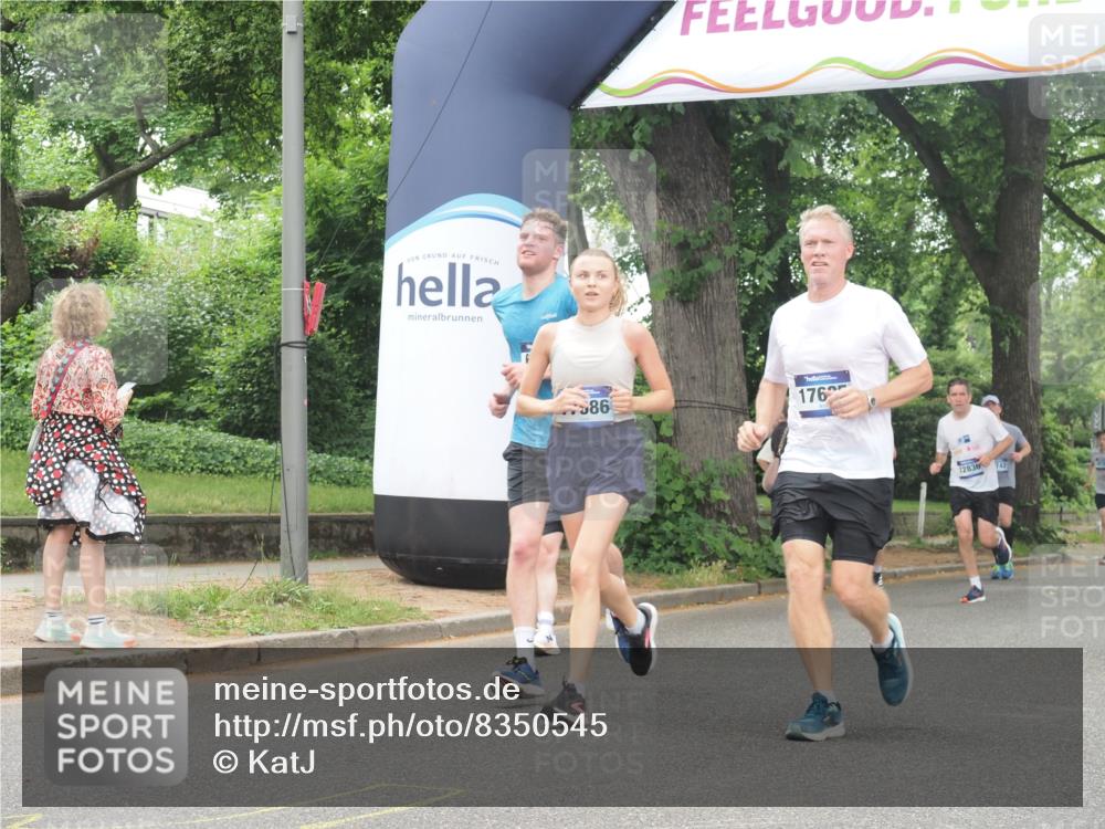 29.06.2025 - hella hamburg halbmarathon KatJ http://msf.ph/oto/8350545 29.06.2025 10:50:46 Zwischen KM18-KM19 4389, 5511, 6966 meine-sportfotos.de