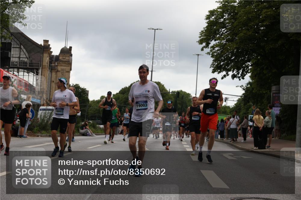 29.06.2025 - hella hamburg halbmarathon Yannick Fuchs http://msf.ph/oto/8350692 29.06.2025 10:52:43 20KM 1642, 1946, 1951, 2027, 2159, 2619, 2711, 2855, 2996, 5084, 6208, 6636, 6860, 7659, 8089, 8392, 8929, 9156, 9353, 9553, 9555, 9835, 10268, 10518, 10539, 10915, 11605, 11808, 12734, 12735, 12809, 13407, 13654, 14355, 14631, 14673, 14914, 15263, 16206, 16409, 16922, 16924, 17665, 17782, 17810, 17814, 17839, 17852, 17931, 17967, 18112, 18232, 18556, 18682, 18730, 18833, 18954, 18985, 19002, 19003 meine-sportfotos.de
