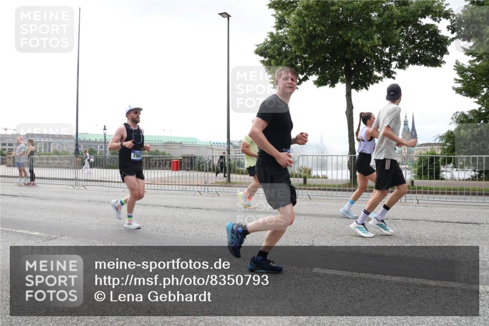 29.06.2025 - hella hamburg halbmarathon Lena Gebhardt http://msf.ph/oto/8350793 29.06.2025 10:38:41 Lombardsbrücke 7561, 56, 1232, 1390, 1451, 1457, 1596, 1721, 1742, 1791, 2113, 2151, 2498, 2524, 2534, 2576, 2660, 2693, 3010, 3094, 3095, 3216, 3286, 3307, 3323, 3338, 3635, 3636, 3716, 3726, 3777, 3841, 3927, 4028, 4139, 4155, 4159, 4257, 4259, 4260, 4316, 4320, 4883, 4964, 5085, 5089, 5155, 5300, 5617, 5684, 5735, 5913, 6200, 6695, 6696, 6751, 6875, 6930, 7117, 7148, 7263, 7371, 7561, 7692, 7849, 7868, 8367, 8783, 9708, 10554 meine-sportfotos.de
