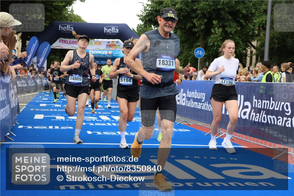 29.06.2025 - hella hamburg halbmarathon Strokosch-Dieckow http://msf.ph/oto/8350840 29.06.2025 10:52:46 Ziel 1257, 1258, 1657, 2099, 2287, 2444, 2814, 2910, 3999, 4557, 4558, 5077, 5116, 5169, 5194, 7475, 8172, 8720, 8955, 9065, 9163, 9869, 10724, 10811, 11217, 11459, 11992, 12482, 14122, 14198, 14286, 14805, 16467, 17198, 18331, 19244 meine-sportfotos.de
