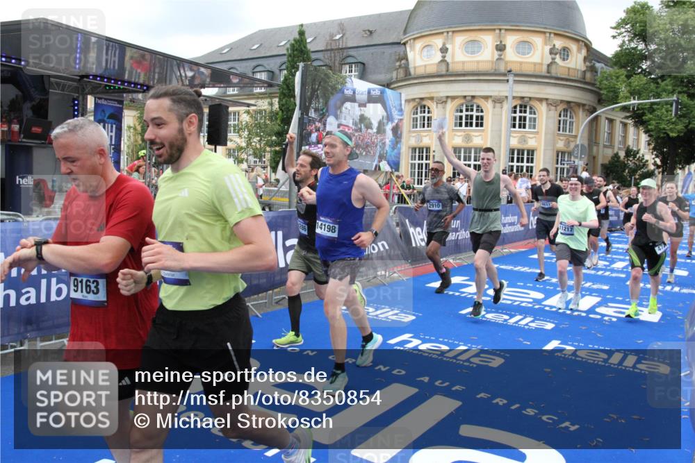 29.06.2025 - hella hamburg halbmarathon Michael Strokosch http://msf.ph/oto/8350854 29.06.2025 10:52:55 Ziel 1257, 1258, 1657, 2099, 2444, 2814, 2910, 4557, 4558, 4770, 5077, 5169, 8139, 8172, 8720, 8955, 9065, 9163, 10724, 10811, 11217, 11992, 14198, 14286, 17198 meine-sportfotos.de
