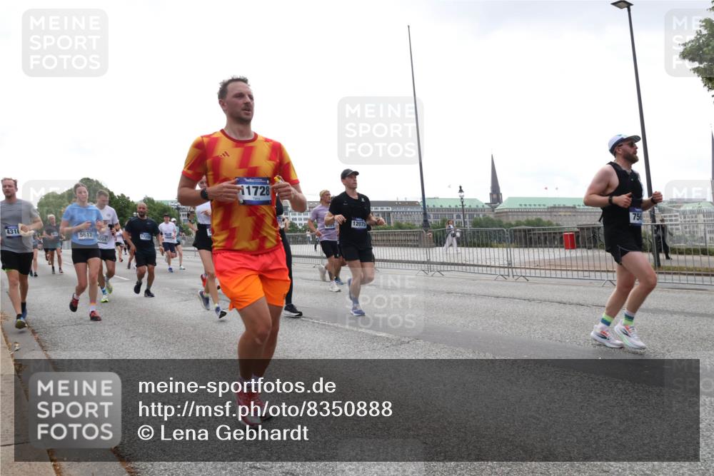 29.06.2025 - hella hamburg halbmarathon Lena Gebhardt http://msf.ph/oto/8350888 29.06.2025 10:38:41 Lombardsbrücke 4310, 5617, 9004, 17250, 11728, 756, 12075, 56, 1232, 1390, 1451, 1457, 1596, 1721, 1742, 1791, 2113, 2151, 2498, 2524, 2534, 2576, 2660, 2693, 3010, 3094, 3095, 3216, 3286, 3307, 3323, 3338, 3635, 3636, 3716, 3726, 3777, 3841, 3927, 4028, 4139, 4155, 4159, 4257, 4259, 4260, 4316, 4320, 4883, 4964, 5085, 5089, 5155, 5300, 5617, 5684, 5735, 5913, 6200, 6695, 6696, 6751, 6875, 6930, 7117, 7148, 7263, 7371, 7561, 7692, 7849, 7868, 8367, 8783, 9708, 10554 meine-sportfotos.de