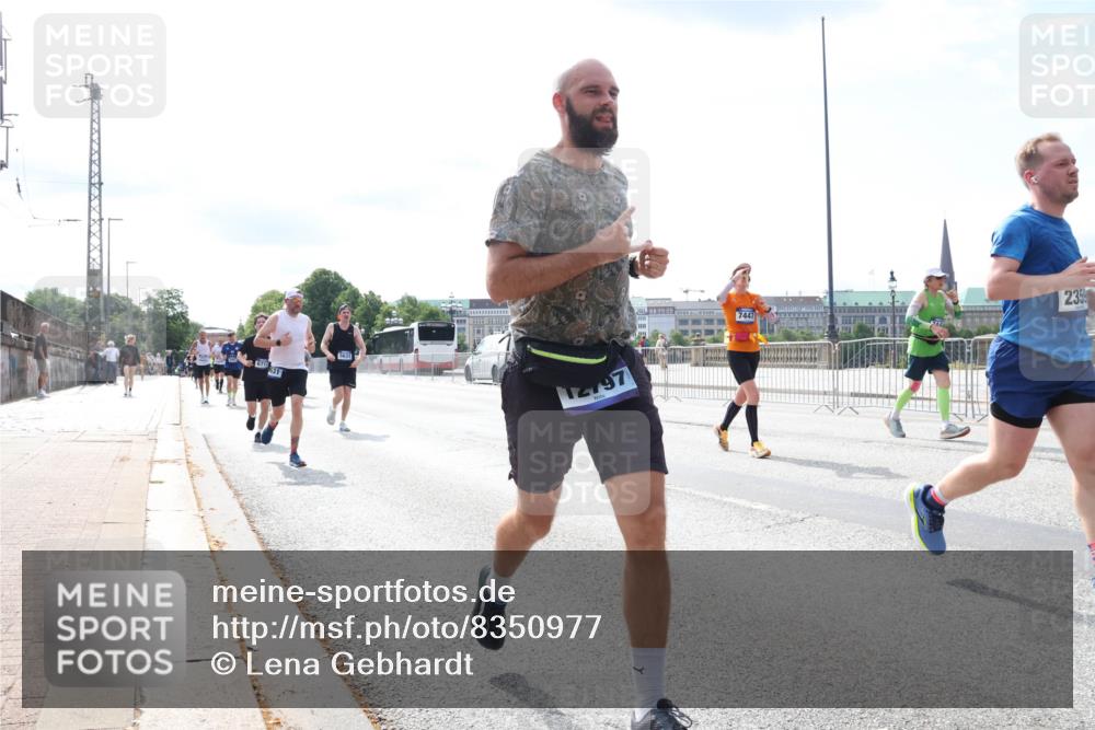 29.06.2025 - hella hamburg halbmarathon Lena Gebhardt http://msf.ph/oto/8350977 29.06.2025 10:13:46 Lombardsbrücke 6717, 531, 5631, 12797, 7447, 2359, 1007, 1131, 1480, 1859, 2055, 2359, 2721, 2904, 2961, 2987, 3729, 4001, 4187, 4795, 4950, 4962, 5232, 5546, 5631, 5719, 6026, 6710, 6717, 6724, 7346, 7446, 7447, 7460, 7462, 7913, 8279, 8673, 9128, 9527, 9612, 9631, 10442, 10443, 10977, 11441, 11987, 12313, 12492, 12797, 12928, 12929, 13331, 13928, 15085, 15482, 15663, 15721, 15722, 15922, 16491, 17439, 17472, 17474, 17985, 18041, 18222, 18231 meine-sportfotos.de