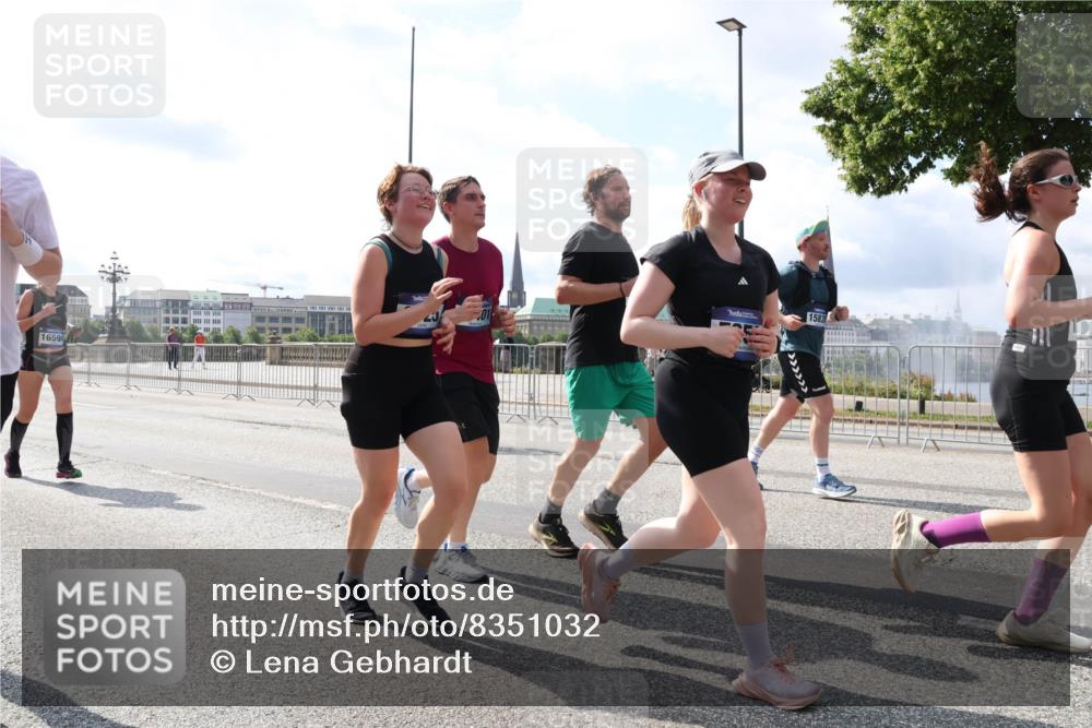 29.06.2025 - hella hamburg halbmarathon Lena Gebhardt http://msf.ph/oto/8351032 29.06.2025 10:01:08 Lombardsbrücke 16594, 1583, 1130, 1387, 1420, 1611, 1726, 2006, 2091, 2354, 2363, 2490, 2936, 3059, 3141, 3425, 3625, 3740, 3983, 4068, 4238, 4249, 4319, 4370, 4616, 4649, 4708, 5033, 5418, 5675, 5870, 6087, 6147, 0000, 6487, 6531, 6591, 6714, 6757, 6835, 6924, 7287, 7658, 7757, 7759, 7761, 7846, 8045, 8046, 8255, 8326, 8478, 8632, 8923, 9124, 9553, 9555, 9577, 9932, 10074, 10188, 10271, 10383, 10576, 11465 meine-sportfotos.de