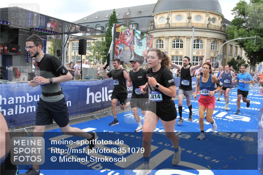 29.06.2025 - hella hamburg halbmarathon Michael Strokosch http://msf.ph/oto/8351079 29.06.2025 10:52:57 Ziel 1257, 1258, 1657, 2099, 2444, 2814, 2910, 4557, 4558, 4770, 5077, 5907, 8139, 8720, 8955, 10724, 10811, 11217, 11992, 14198, 14286, 15430, 18720 meine-sportfotos.de