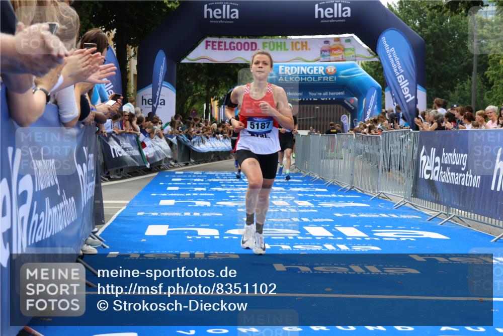 29.06.2025 - hella hamburg halbmarathon Strokosch-Dieckow http://msf.ph/oto/8351102 29.06.2025 10:31:47 Ziel 3935, 5187, 10927, 11929, 18102 meine-sportfotos.de