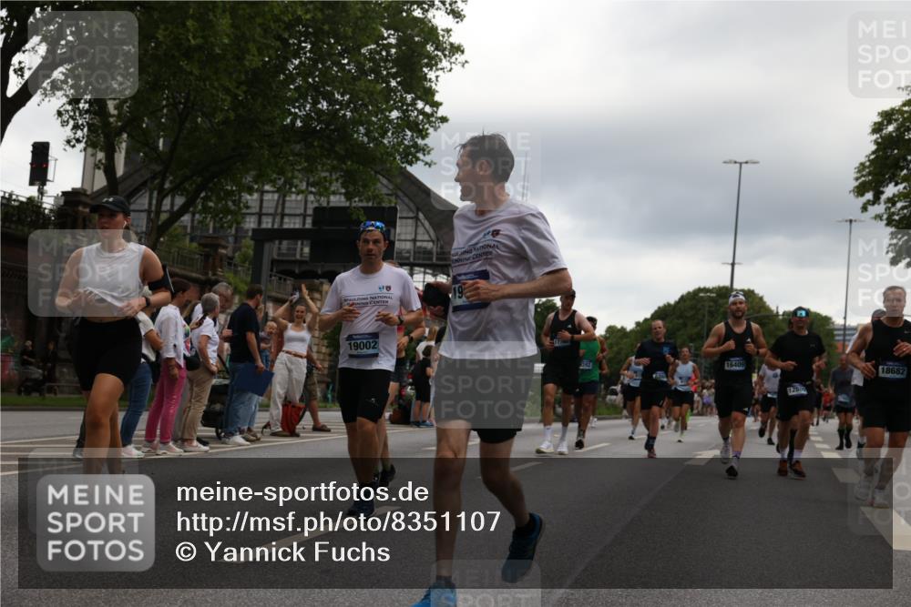 29.06.2025 - hella hamburg halbmarathon Yannick Fuchs http://msf.ph/oto/8351107 29.06.2025 10:52:45 20KM 1642, 1946, 1951, 2027, 2159, 2619, 2711, 2855, 5084, 6208, 6636, 6860, 7659, 8089, 8392, 8929, 9156, 9353, 9553, 9555, 9655, 9835, 10268, 10518, 10539, 10915, 11808, 12735, 12809, 13407, 13654, 14355, 14631, 14914, 15263, 16206, 16409, 16563, 16922, 16924, 17665, 17782, 17810, 17814, 17839, 17852, 17931, 17967, 18112, 18232, 18556, 18682, 18730, 18833, 18954, 19002, 19003 meine-sportfotos.de