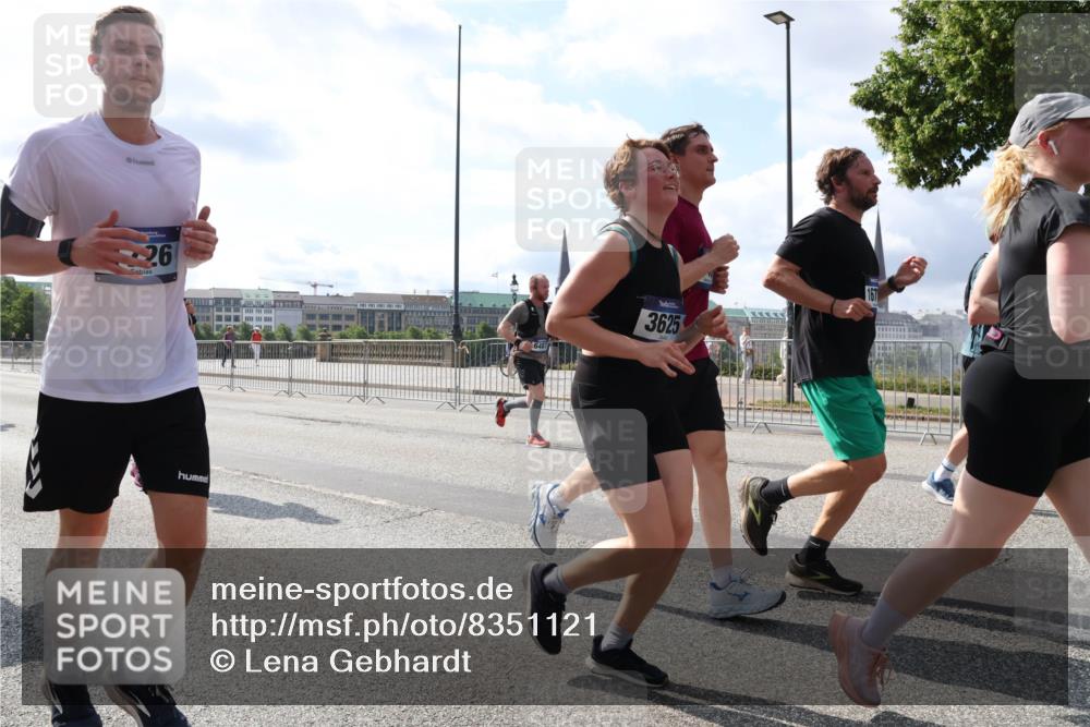 29.06.2025 - hella hamburg halbmarathon Lena Gebhardt http://msf.ph/oto/8351121 29.06.2025 10:01:08 Lombardsbrücke 26, 3625, 1130, 1387, 1420, 1611, 1726, 2006, 2091, 2354, 2363, 2490, 2936, 3059, 3141, 3425, 3625, 3740, 3983, 4068, 4238, 4249, 4319, 4370, 4616, 4649, 4708, 5033, 5418, 5675, 5870, 6087, 6147, 0000, 6487, 6531, 6591, 6714, 6757, 6835, 6924, 7287, 7658, 7757, 7759, 7761, 7846, 8045, 8046, 8255, 8326, 8478, 8632, 8923, 9124, 9553, 9555, 9577, 9932, 10074, 10188, 10271, 10383, 10576, 11465 meine-sportfotos.de