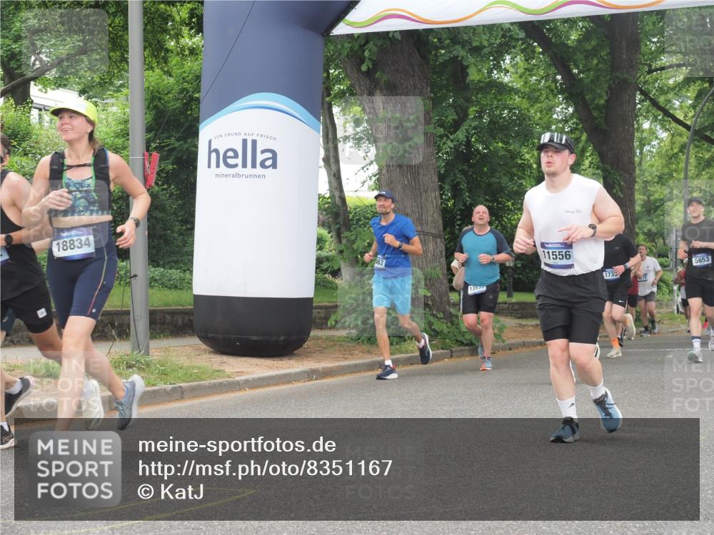 29.06.2025 - hella hamburg halbmarathon KatJ http://msf.ph/oto/8351167 29.06.2025 10:50:55 Zwischen KM18-KM19 1212, 1531, 4945 meine-sportfotos.de