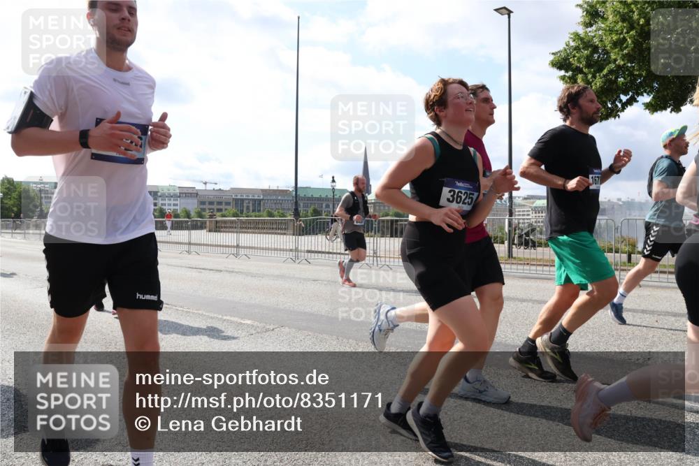29.06.2025 - hella hamburg halbmarathon Lena Gebhardt http://msf.ph/oto/8351171 29.06.2025 10:01:08 Lombardsbrücke 3625, 1130, 1387, 1420, 1611, 1726, 2006, 2091, 2354, 2363, 2490, 2936, 3059, 3141, 3425, 3625, 3740, 3983, 4068, 4238, 4249, 4319, 4370, 4616, 4649, 4708, 5033, 5418, 5675, 5870, 6087, 6147, 0000, 6487, 6531, 6591, 6714, 6757, 6835, 6924, 7287, 7658, 7757, 7759, 7761, 7846, 8045, 8046, 8255, 8326, 8478, 8632, 8923, 9124, 9553, 9555, 9577, 9932, 10074, 10188, 10271, 10383, 10576, 11465 meine-sportfotos.de