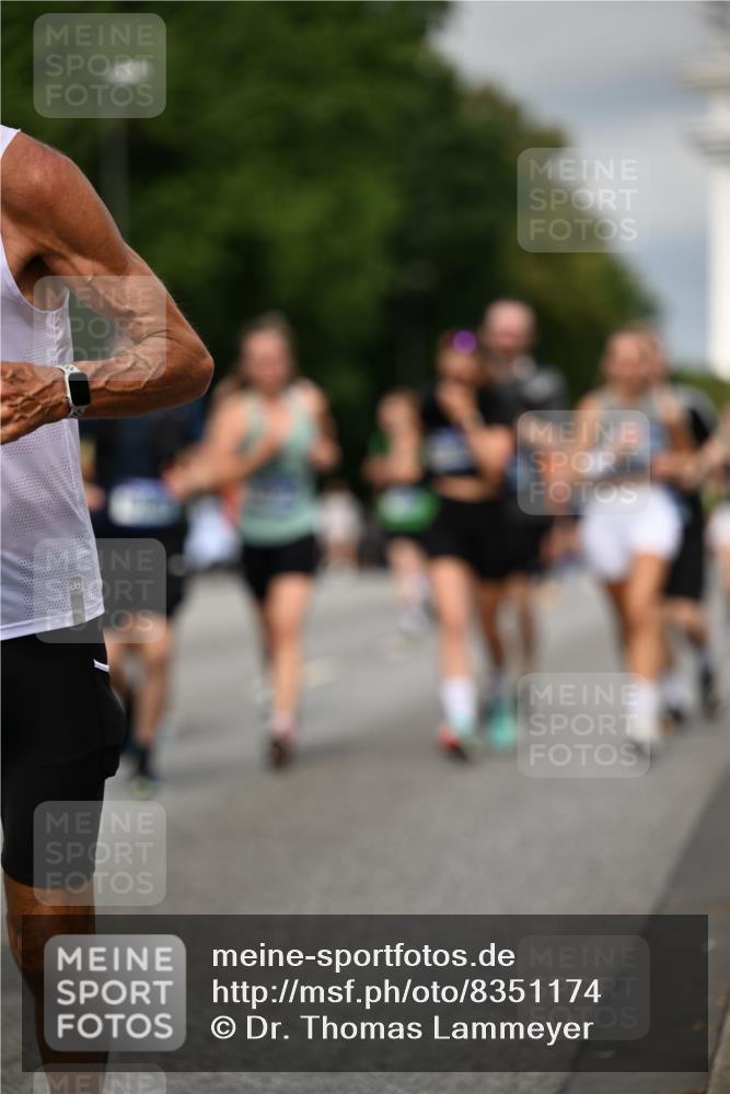 29.06.2025 - hella hamburg halbmarathon Dr. Thomas Lammeyer http://msf.ph/oto/8351174 29.06.2025 10:18:35 Kennedybrücke 1071, 1131, 1480, 1728, 2046, 3020, 3025, 3154, 3454, 3691, 3728, 3756, 3834, 5191, 6028, 6083, 6181, 6366, 6717, 6724, 7442, 7446, 7447, 8055, 8522, 8563, 8755, 9173, 9663, 10224, 10610, 10977 meine-sportfotos.de