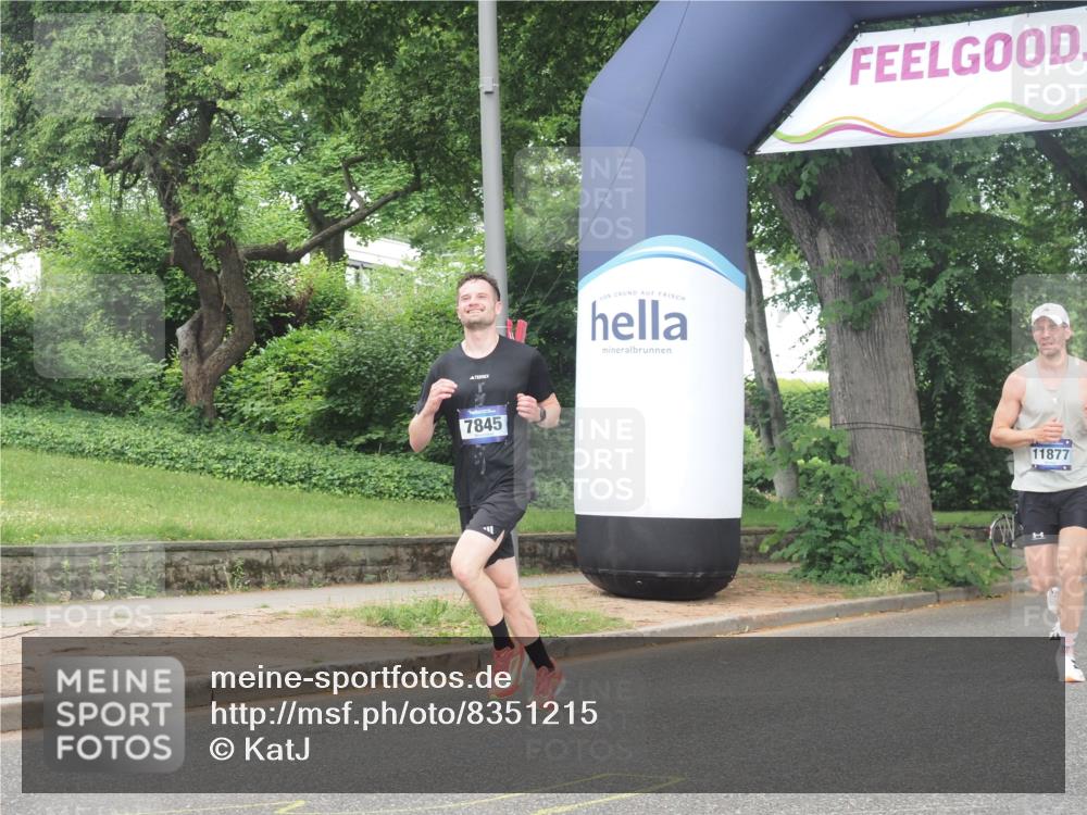 29.06.2025 - hella hamburg halbmarathon KatJ http://msf.ph/oto/8351215 29.06.2025 10:21:18 Zwischen KM18-KM19 3955, 5187, 7845 meine-sportfotos.de