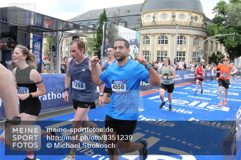 29.06.2025 - hella hamburg halbmarathon Michael Strokosch http://msf.ph/oto/8351239 29.06.2025 10:52:59 Ziel 1257, 1258, 1657, 2099, 2444, 2814, 4557, 4558, 4770, 5907, 7509, 8139, 8720, 8955, 10724, 10811, 11992, 12367, 12519, 14791, 15430, 18590, 18720 meine-sportfotos.de